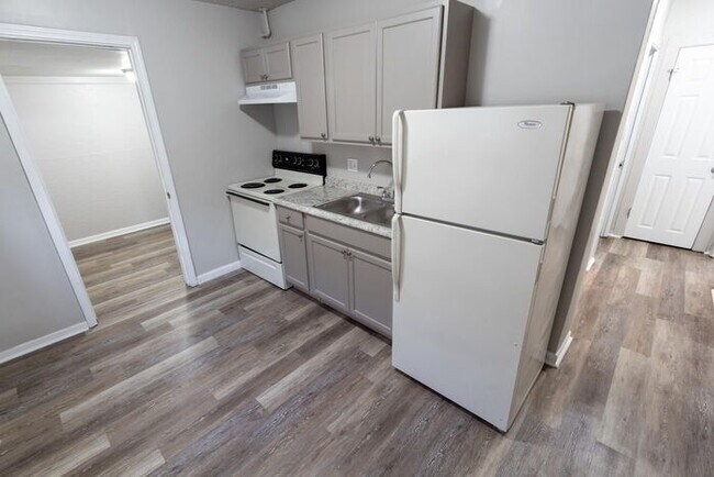 Building Photo - EAST SIDE 2 BEDROOM AVAILABLE NOW!