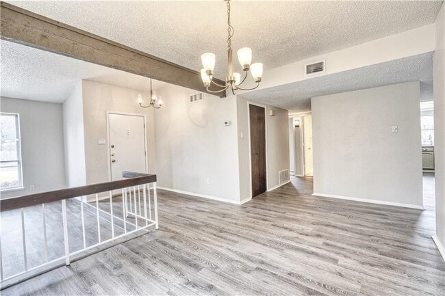 Building Photo - Large single story home in Bedford