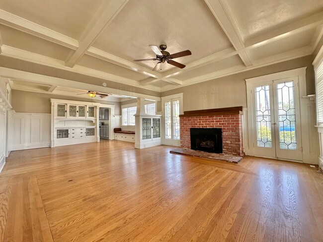 Building Photo - Stunning Craftsman 4 Bd / 2 Bath home in the heart of North Park!!