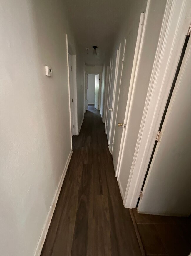 Building Photo - HOUSING SECTION 8 ONLY