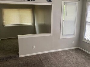 Building Photo - 3 bed 1.5 bath House