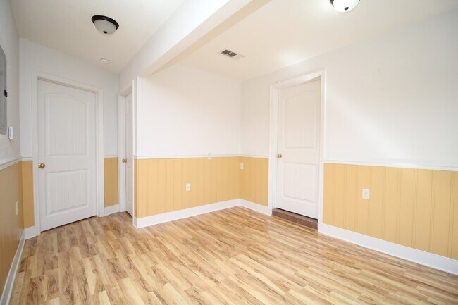 Building Photo - Northeast Pensacola 2BR/1BA Upstairs Unit ...