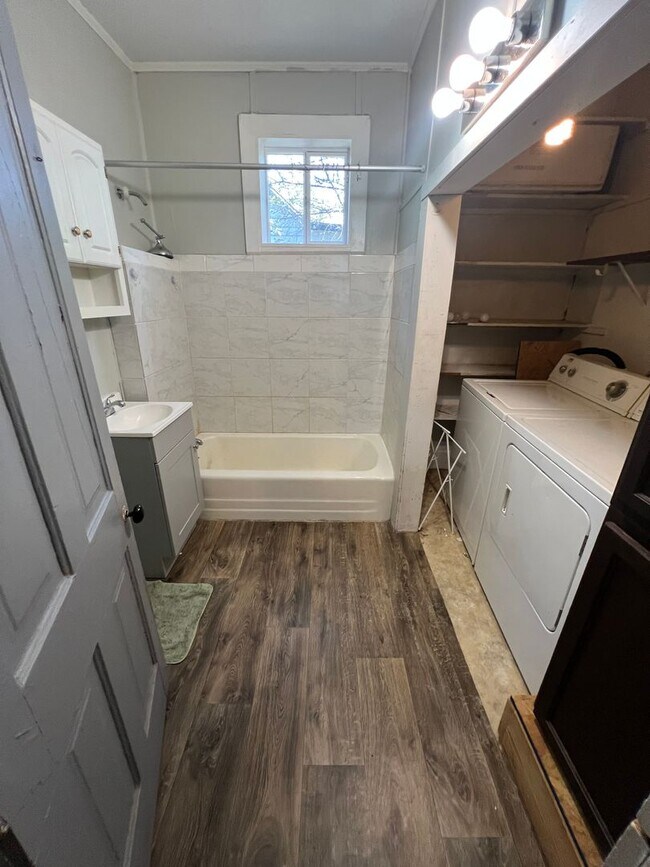 Building Photo - 2 bed 1 bath with garage and fenced in yard