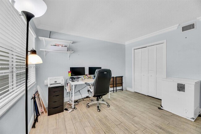 Building Photo - 1900 NE 8th Ct