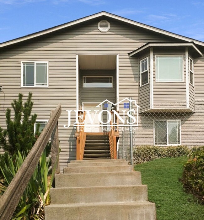 Primary Photo - Spacious 5-bedroom home near Chinook Beach...