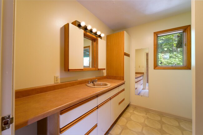 Building Photo - 480 Wingfield Way