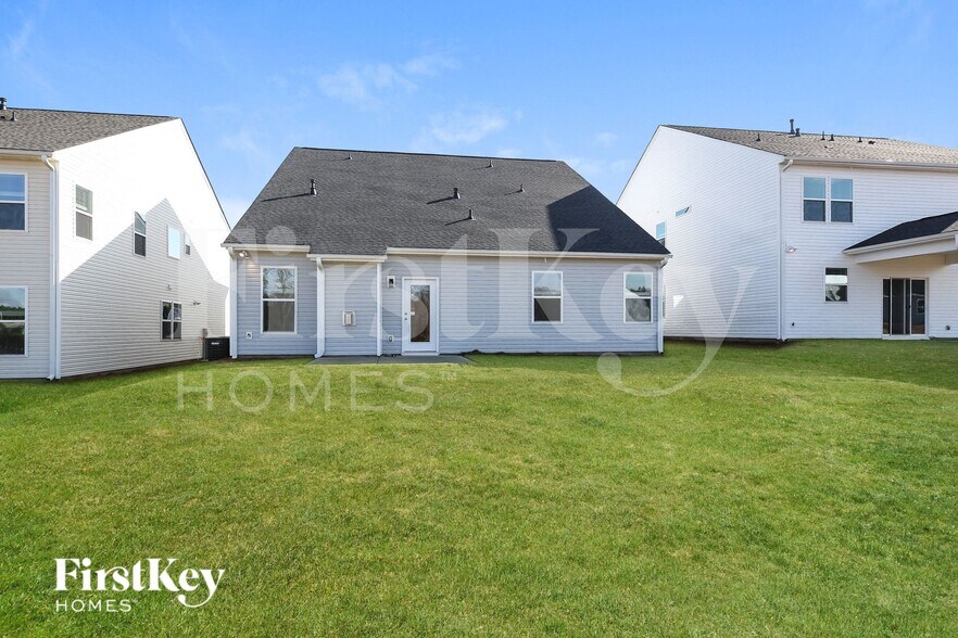 Building Photo - 565 Hillpark Ln