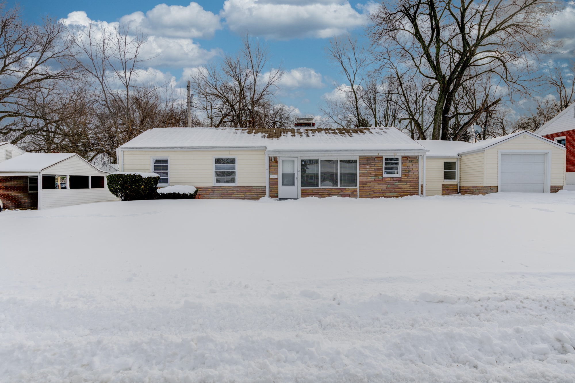 Building Photo - 110 De Smet Dr