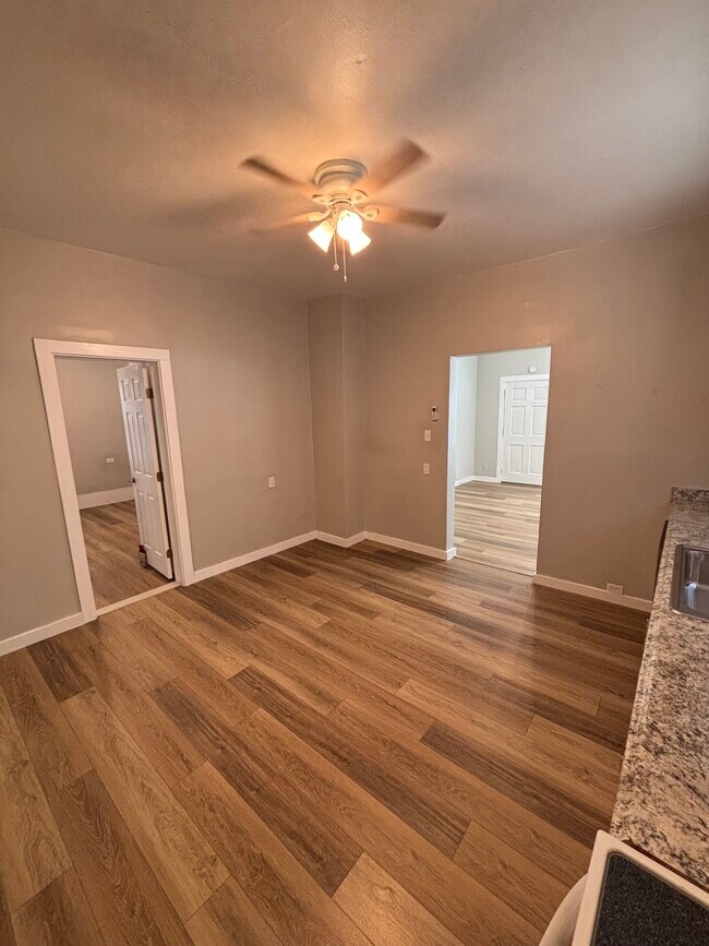 Building Photo - 143 E Baylor St