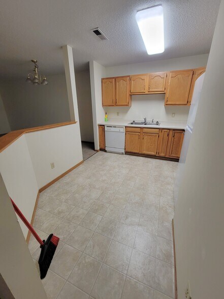 Building Photo - 855 Highview Dr