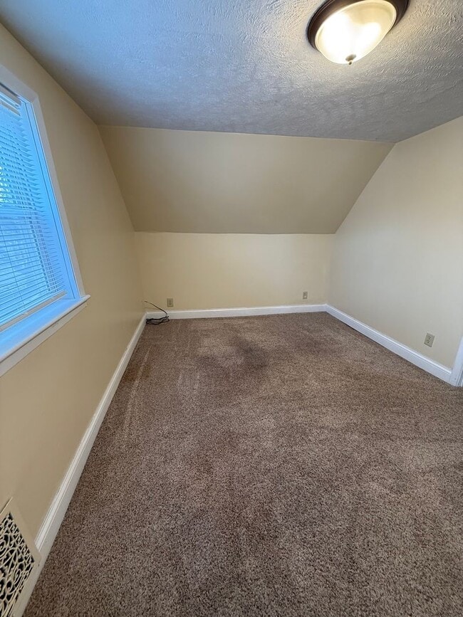 Building Photo - Spacious 4-Bedroom Home with Huge Fenced Backyard!