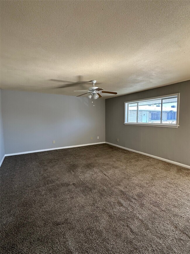 Building Photo - 516 Holiday Dr