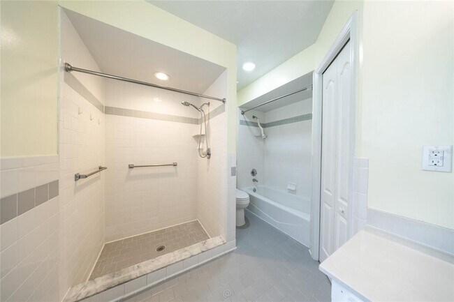 Building Photo - 923 Sand Crest Dr
