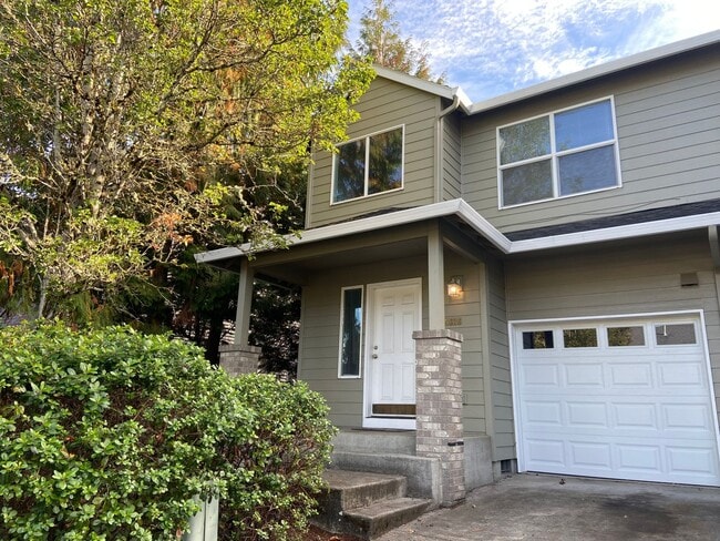 Building Photo - Come See This Lovely 3 Bedroom Townhouse!