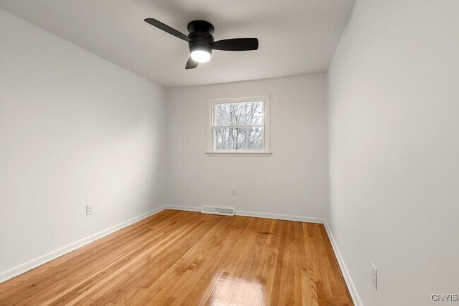 Building Photo - 27 Mcpherson St