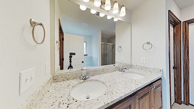 Building Photo - Very Nice 4 Bedroom 2 Bath Home in Mustang Schools