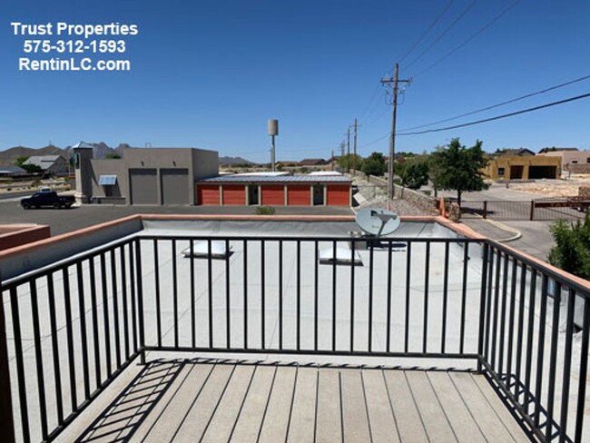 Building Photo - Spacious 3/3 in Sonoma