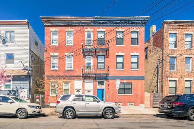 Building Photo - 290 Sumner St