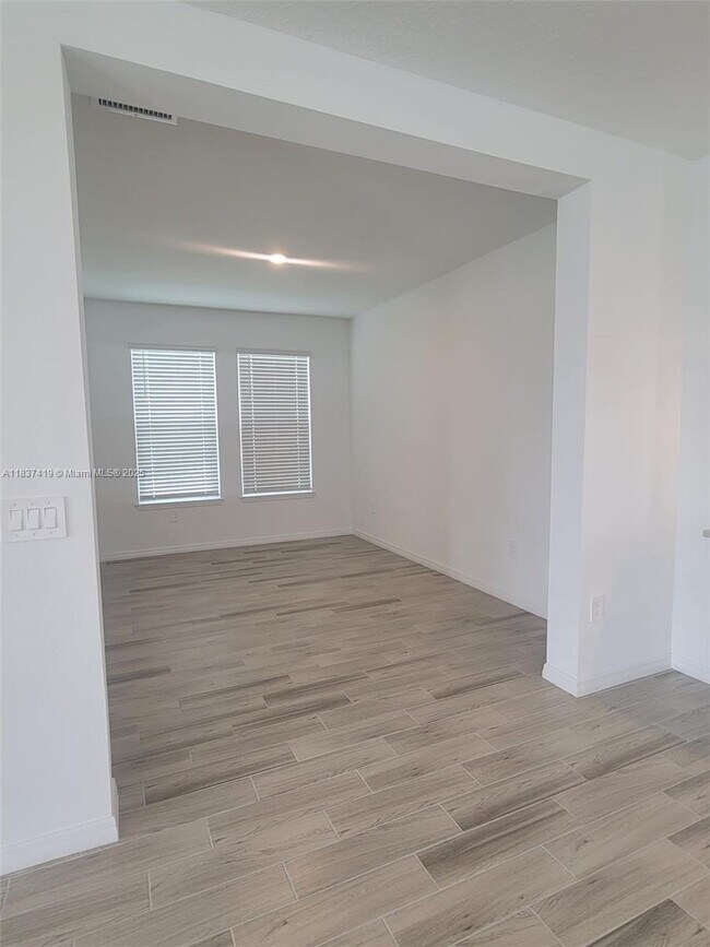 Building Photo - 5727 Gingham Dr