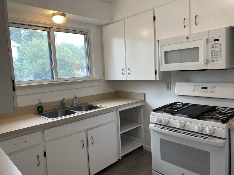Kitchen - 1831 Short Ave