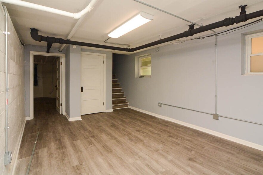 Building Photo - 5534 N Artesian Ave