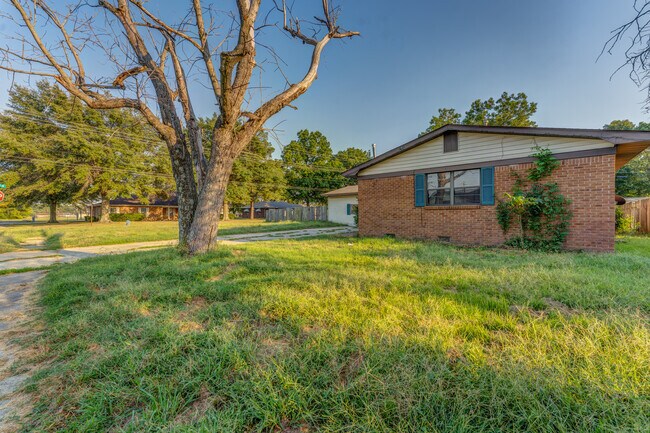 Building Photo - 121 W Pecan St