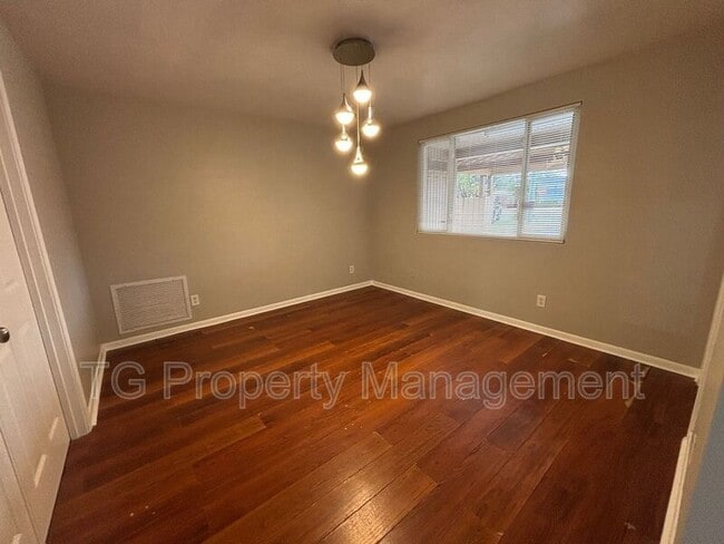 Building Photo - 1355 Lamanto Ave E