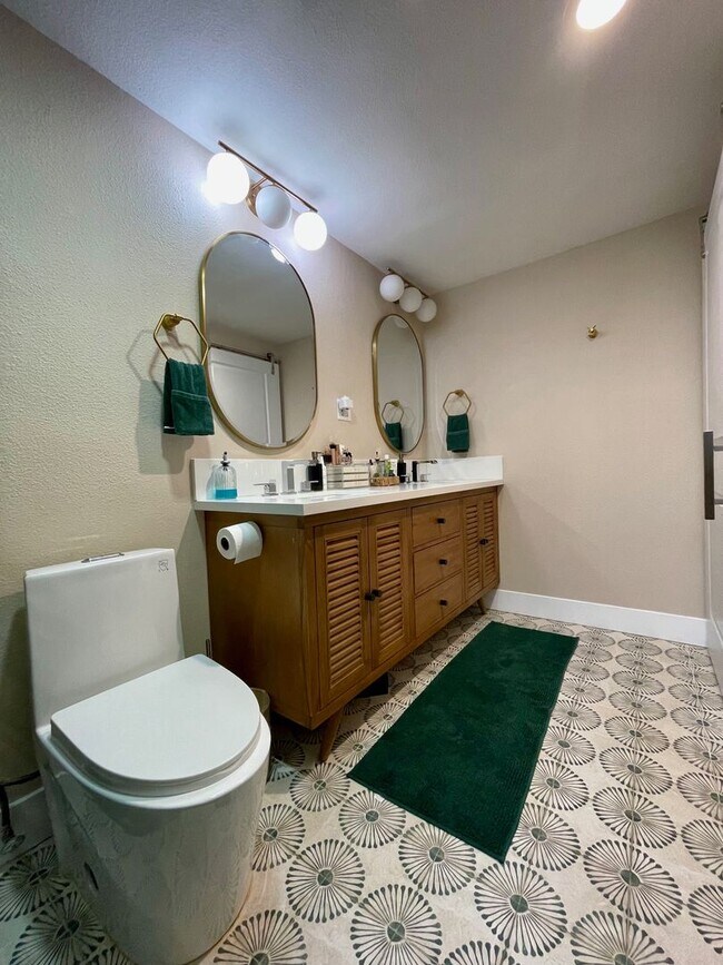 Building Photo - Gorgeous Mid century Modern home in San Carlos