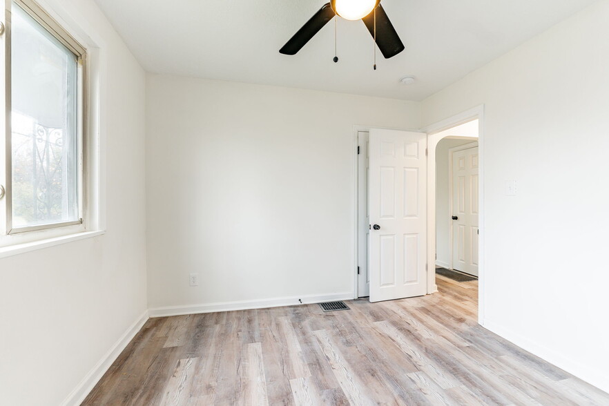 Building Photo - 2243 Safford Ave