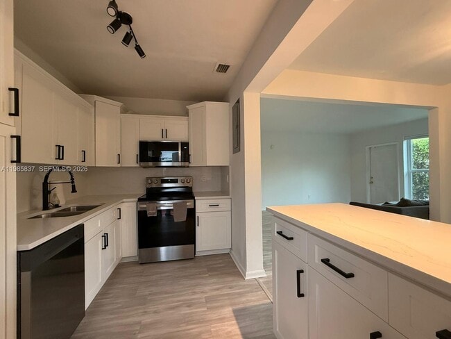 Building Photo - 1247 Marseille Dr