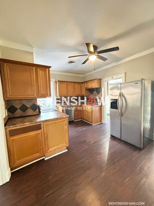 Building Photo - Upgraded 3 Bedroom / 2 Bath Property - Now...