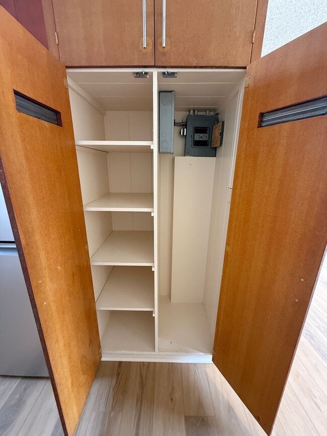 Building Photo - Refreshed - 2 bedroom, 1 bath unit in grea...