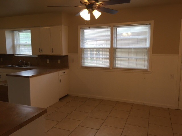 Building Photo - Huge Updated 4 Bedroom/2 Bath/2 Living Room House close to TTU - Available AUGUST