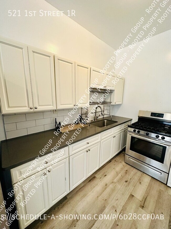 Primary Photo - Cozy 1 Bedroom Unit with Parking & Laundry...