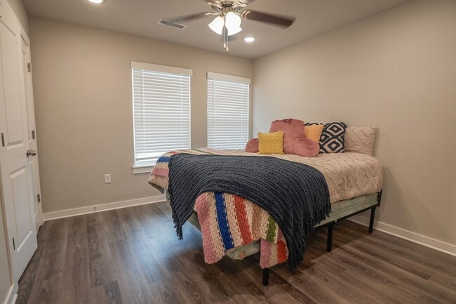 Building Photo - 2 bedroom 2.5 bath home located in Fayetteville, AR