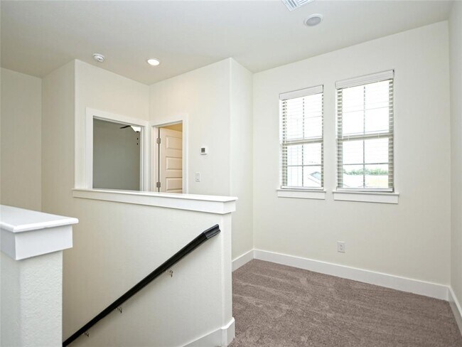 Building Photo - 415 Parkline Dr