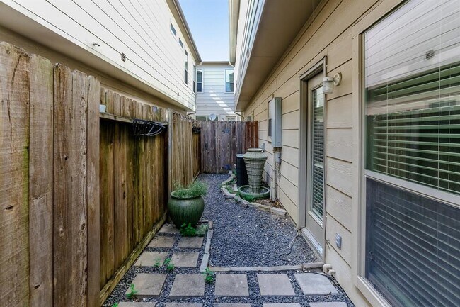 Building Photo - 4030 Center St