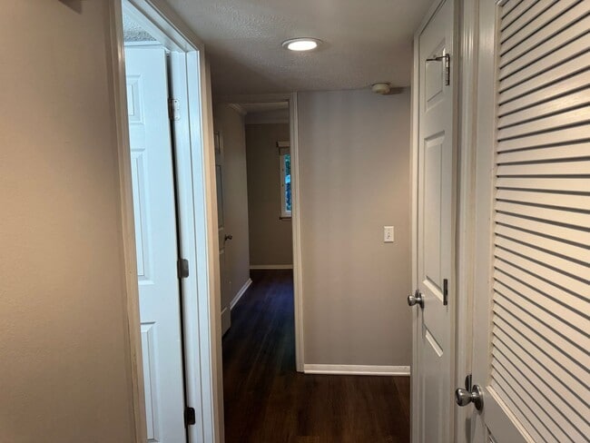 Building Photo - Charming 3 bed 2 bath Townhouse near Nippe...