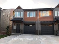 Building Photo - Outstanding Townhouse in Sandy Oregon