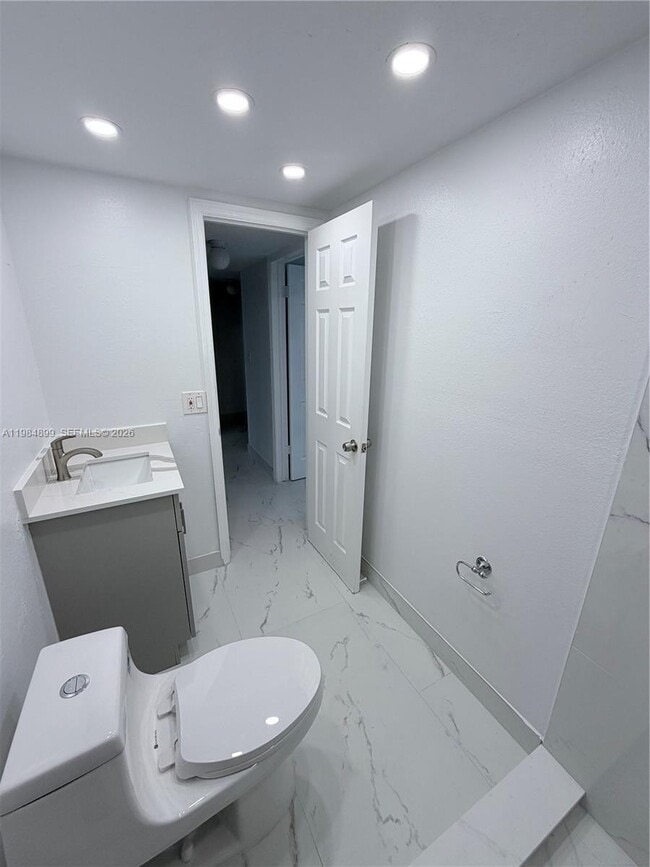 Building Photo - 9365 Fontainebleau Blvd