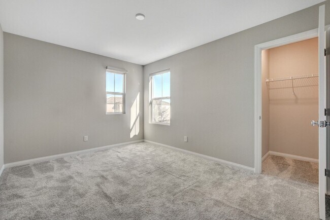 Building Photo - Gorgeous 4 Bedroom, 2 Story Home in SW/Mou...