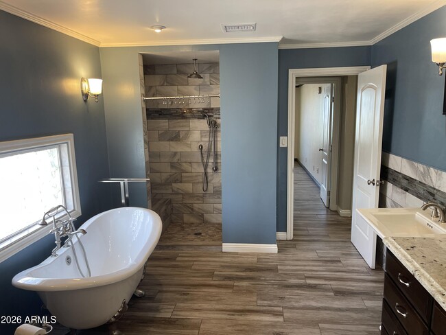 Building Photo - 3511 E Greenway Ln