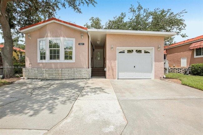 Building Photo - 6621 La Mesa Rd