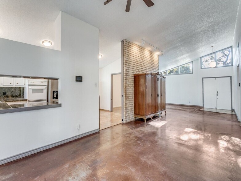 Building Photo - 12411 Ln Lira St