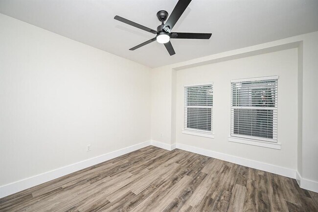 Building Photo - 15511 Cypress Garden Dr