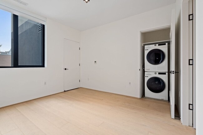 Building Photo - Modern 1 Bed, 1 Bath Condo @ 10th & Howard...