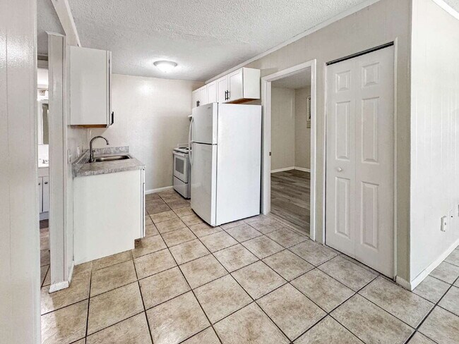 Building Photo - 1852-A Golf View Avenue #10