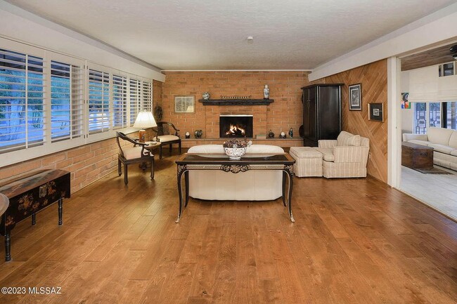Building Photo - 250 W Greenock Dr