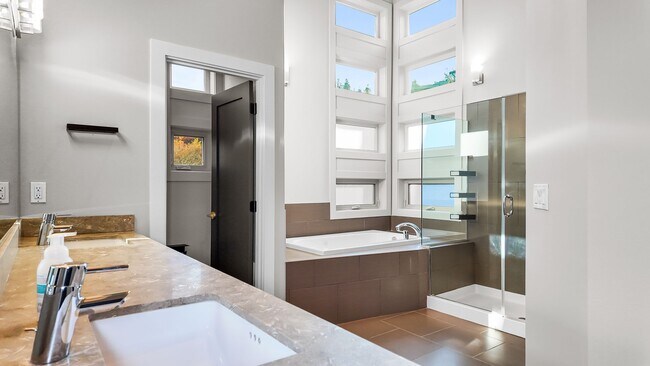 Building Photo - 3bd/2.5ba Seattle Townhome