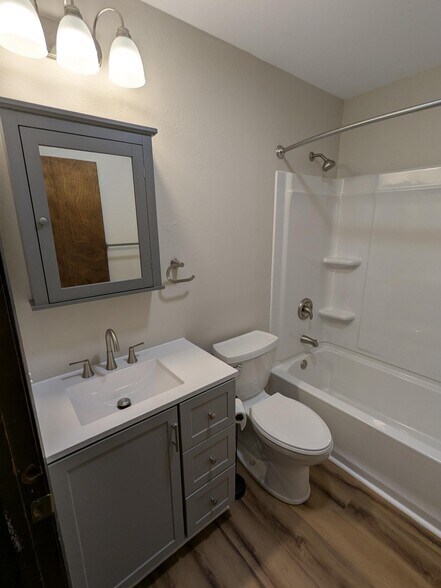 Building Photo - 645 Easton Pky